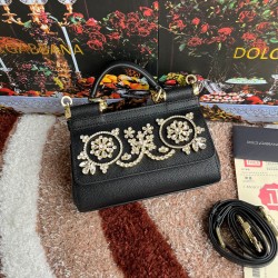 P550 model number: 4133 palm print high-end product [Dolce Gabbana] Another platinum bag in the fashion industry ➰Delicate handmade classic model solid color versatile. Favorite of many celebrities. Crossbody can be used with mirrors. Special products for