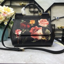 480 [Dolce Gabbana] The same crossbody bag as a celebrity, crossbody, mirror, overseas purchasing special products, fashionable and aura, brand new bag style, any combination can be as long as there is a fashionable heart, you can keep it clearly, when an