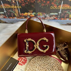 550 【Dolce Gabbana】❤️New.Model number: 9111 patent leather original ➰Delicate and handmade, imported cowhide bag body with pure handmade oil edge on top, embellished with DG double electroplating sign fashion trend, front flip cover adopts hidden magnetic