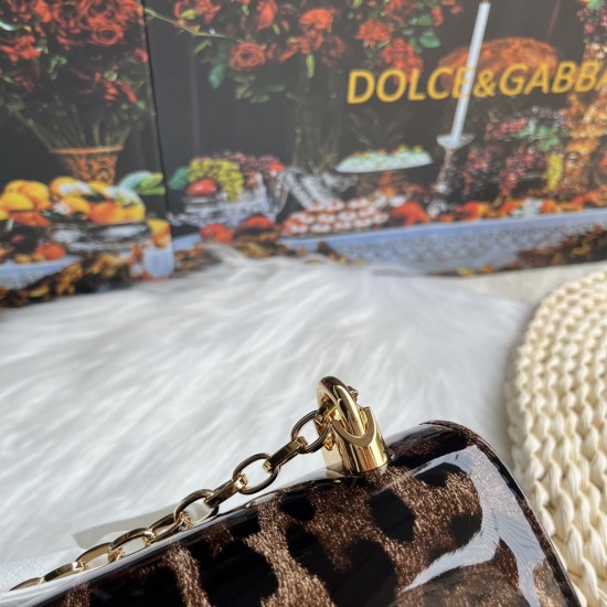 630 [Dolce Gabbana] Model number: 4153 patent leather leopard print, original single ➰Delicate handmade series crossbody bags, imported raw materials, front embellishment of resin bottom, real gold-plated DG logo, front flip cover adopts hidden magnetic b