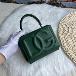 570 [Dolce Gabbana] Model number: 9112 Original order ➰Delicate handmade, imported cowhide bag body with pure handmade oil edges on top, embellished with standing effect quilted DG log Fashion trend, favorite of many celebrities, crossbody, overseas purch