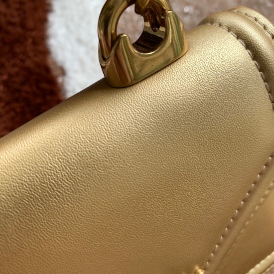 530 [Dolce Gabbana] Chain hand-held crossbody bag model number: 6613 original list ➰Delicious handmade Imported cowhide leather with original hardware bag body with pure handmade oil on top of the top of many celebrities' favorites. Crossbody can be purch