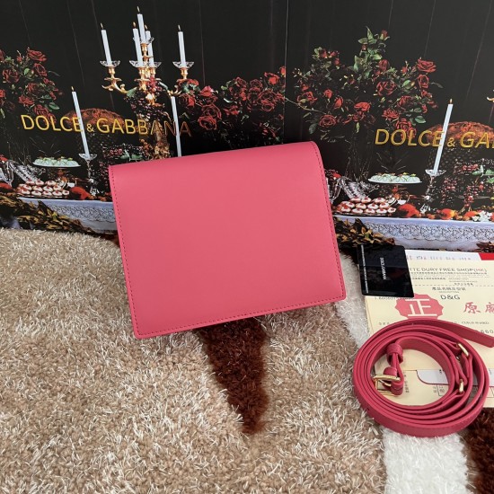 530 [Dolce Gabbana] Model number: 5515 Top original list ➰Delicious handmade, imported cowhide bag body with pure handmade oil edges on top, embellished with standing effect quilted DG log Fashion trend, favorite of many celebrities, crossbody, overseas p