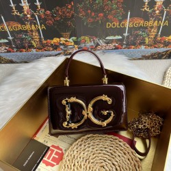 550 【Dolce Gabbana】❤️New.Model number: 9111 patent leather original ➰Delicate and handmade, imported cowhide bag body with pure handmade oil edge on top, embellished with DG double electroplating sign fashion trend, front flip cover adopts hidden magnetic