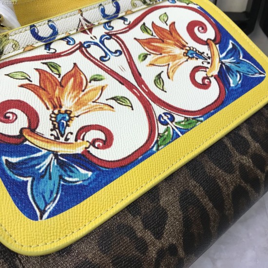 480 [Dolce Gabbana] The same crossbody bag as a celebrity, crossbody, mirror, overseas purchasing special products, fashionable and aura, brand new bag style, any combination can be as long as there is a fashionable heart, you can keep it clearly, when an