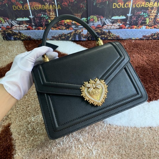 550 [Dolce Gabbana] Model number: 4158 Original single crossbody women's bag ➰Delicious handmade Imported cowhide with original hardware bag body with pure handmade oil on top of the top of many celebrities' favorites. Crossbody can be purchased overseas 