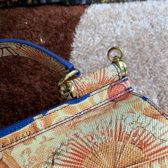 480 [Dolce Gabbana] The same crossbody bag as a celebrity, crossbody, mirror, overseas purchasing special products, fashionable and aura, brand new bag style, any combination can be as long as there is a fashionable heart, you can keep it clearly, when an
