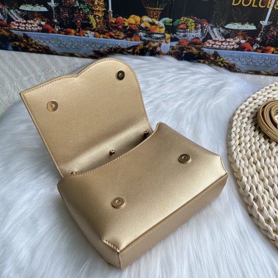 570 [Dolce Gabbana] Model number: 9112 Original order ➰Delicate handmade, imported cowhide bag body with pure handmade oil edges on top, embellished with standing effect quilted DG log Fashion trend, favorite of many celebrities, crossbody, overseas purch