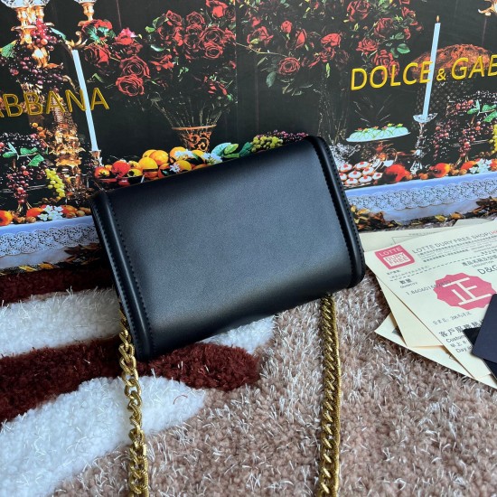 530 original DolceGabbana overseas purchasing special product model number 5512,️Double crossbody clutch bag is mainly simple and fashionable, using imported cowhide raw materials. Butterfly gold-plated DG logo inlaid pearl front flip with hidden magnetic 530 original DolceGabbana overseas purchasing special product model number 5512,️Double crossbody clutch bag is mainly simple and fashionable, using imported cowhide raw materials. Butterfly gold-plated DG logo inlaid pearl front flip with hidden magnetic