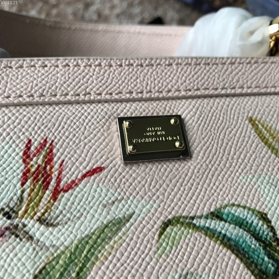 480 [Dolce Gabbana] The same crossbody bag as a celebrity, crossbody, mirror, overseas purchasing special products, fashionable and aura, brand new bag style, any combination can be as long as there is a fashionable heart, you can keep it clearly, when an