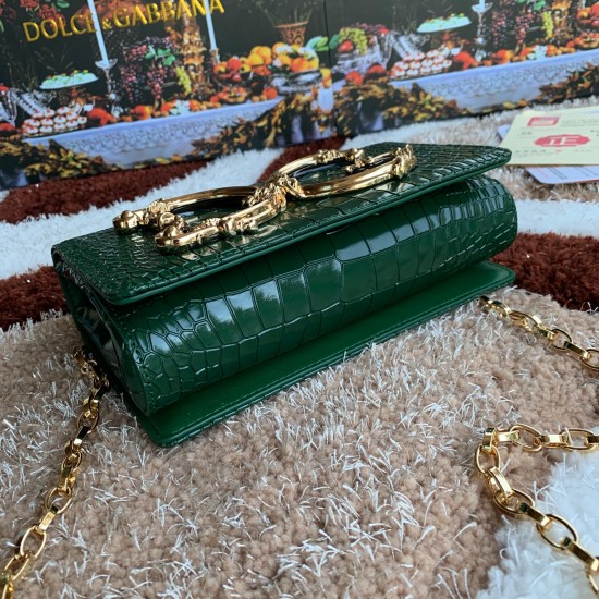 600 【Dolce Gabbana】Top original list ➰Delicate handmade series crossbody bags, imported raw materials, resin bottom plated with real gold DG logo on the front, the flip cover is hidden magnetic buckle, fixed electroplated ruthenium chain decoration, pure 600 【Dolce Gabbana】Top original list ➰Delicate handmade series crossbody bags, imported raw materials, resin bottom plated with real gold DG logo on the front, the flip cover is hidden magnetic buckle, fixed electroplated ruthenium chain decoration, pure