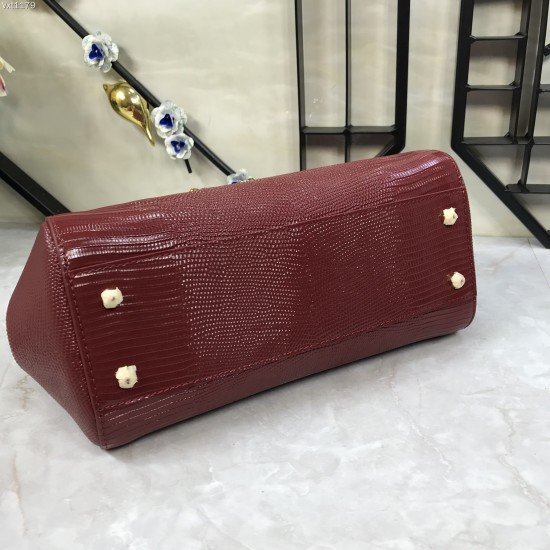 530 Medium size [Dolce Gabbana] Colorful Diamond Lizard Pattern Crossbody Bag Original Single Perfect Bag Shape Imported Top-Level Lizard Pattern Cowhide, Customized Vacuum High Electroplating Hardware All-match Bag Style Hand-Owned Crossbody is suitable 