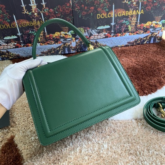 550 [Dolce Gabbana] Model number: 4158 Original single crossbody women's bag ➰Delicious handmade Imported cowhide with original hardware bag body with pure handmade oil on top of the top of many celebrities' favorites. Crossbody can be purchased overseas 