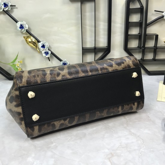 P470 top original list [Dolce Gabbana] Classic leopard print ️New model is coming, the perfect curve of the authentic Hong Kong product purchase version, every trace of it reveals the vitality of the city.Imported cowhide, customized high-plating hardware