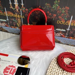 570 [Dolce Gabbana] Model number: 9112 Original order ➰Delicate handmade, imported cowhide bag body with pure handmade oil edges on top, embellished with standing effect quilted DG log Fashion trend, favorite of many celebrities, crossbody, overseas purch