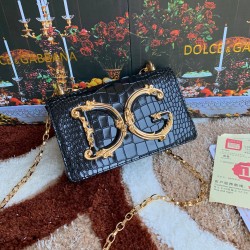 600 【Dolce Gabbana】Top original list ➰Delicate handmade series crossbody bags, imported raw materials, resin bottom plated with real gold DG logo on the front, the flip cover is hidden magnetic buckle, fixed electroplated ruthenium chain decoration, pure 