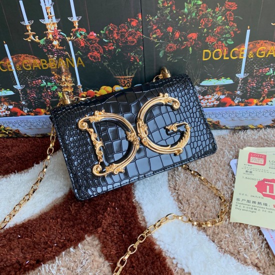 600 【Dolce Gabbana】Top original list ➰Delicate handmade series crossbody bags, imported raw materials, resin bottom plated with real gold DG logo on the front, the flip cover is hidden magnetic buckle, fixed electroplated ruthenium chain decoration, pure 600 【Dolce Gabbana】Top original list ➰Delicate handmade series crossbody bags, imported raw materials, resin bottom plated with real gold DG logo on the front, the flip cover is hidden magnetic buckle, fixed electroplated ruthenium chain decoration, pure
