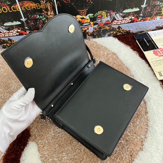 530 [Dolce Gabbana] Model number: 5515 Top original list ➰Delicious handmade, imported cowhide bag body with pure handmade oil edges on top, embellished with standing effect quilted DG log Fashion trend, favorite of many celebrities, crossbody, overseas p