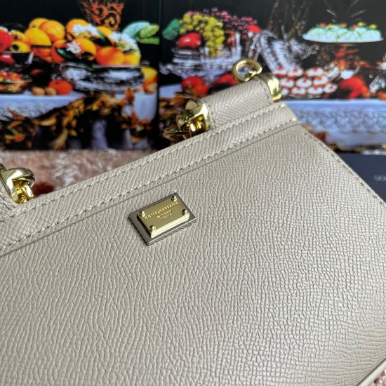 P550 model number: 4133 palm print high-end product [Dolce Gabbana] Another platinum bag in the fashion industry ➰Delicate handmade classic model solid color versatile. Favorite of many celebrities. Crossbody can be used with mirrors. Special products for