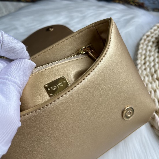 570 [Dolce Gabbana] Model number: 9112 Original order ➰Delicate handmade, imported cowhide bag body with pure handmade oil edges on top, embellished with standing effect quilted DG log Fashion trend, favorite of many celebrities, crossbody, overseas purch