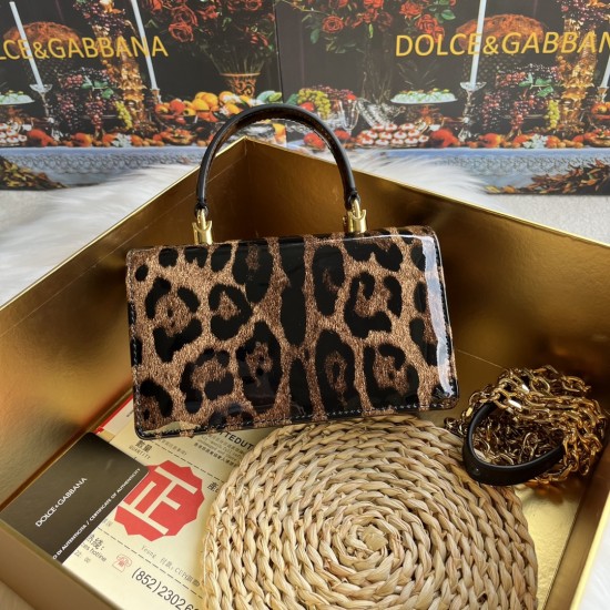 600 【Dolce Gabbana】❤️New.Model number: 9111 patent leather leopard print original ➰Delicate handmade, imported cowhide bag body with pure handmade oil edge on top, embellished with DG double electroplating sign fashion trend, front flip cover adopts hidde 600 【Dolce Gabbana】❤️New.Model number: 9111 patent leather leopard print original ➰Delicate handmade, imported cowhide bag body with pure handmade oil edge on top, embellished with DG double electroplating sign fashion trend, front flip cover adopts hidde