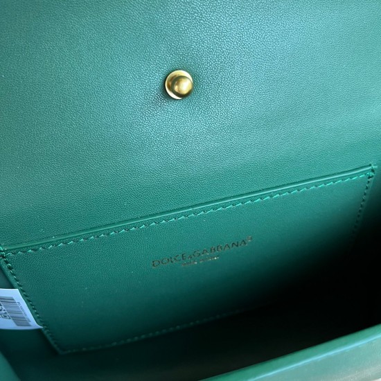 530 original DolceGabbana overseas purchasing special product model number 5512,️Double crossbody clutch bag is mainly simple and fashionable, using imported cowhide raw materials. Butterfly gold-plated DG logo inlaid pearl front flip with hidden magnetic 530 original DolceGabbana overseas purchasing special product model number 5512,️Double crossbody clutch bag is mainly simple and fashionable, using imported cowhide raw materials. Butterfly gold-plated DG logo inlaid pearl front flip with hidden magnetic