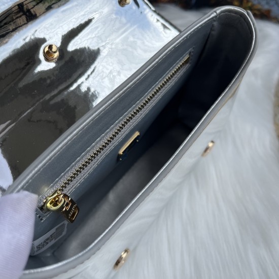 570 [Dolce Gabbana] Model number: 9112 Original order ➰Delicate handmade, imported cowhide bag body with pure handmade oil edges on top, embellished with standing effect quilted DG log Fashion trend, favorite of many celebrities, crossbody, overseas purch