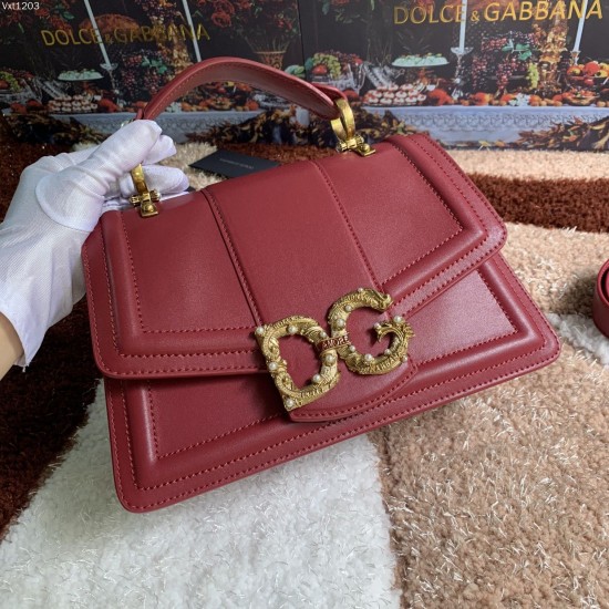 600 【Dolce Gabbana】Top original list Unique, highlighting the baroque style that forms 600 【Dolce Gabbana】Top original list Unique, highlighting the baroque style that forms