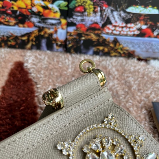 P550 model number: 4133 palm print high-end product [Dolce Gabbana] Another platinum bag in the fashion industry ➰Delicate handmade classic model solid color versatile. Favorite of many celebrities. Crossbody can be used with mirrors. Special products for