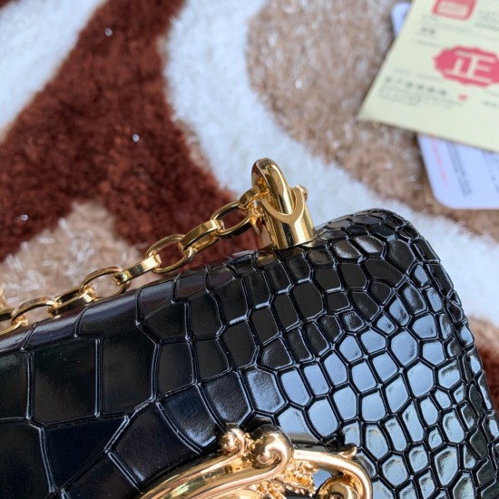 600 【Dolce Gabbana】Top original list ➰Delicate handmade series crossbody bags, imported raw materials, resin bottom plated with real gold DG logo on the front, the flip cover is hidden magnetic buckle, fixed electroplated ruthenium chain decoration, pure 600 【Dolce Gabbana】Top original list ➰Delicate handmade series crossbody bags, imported raw materials, resin bottom plated with real gold DG logo on the front, the flip cover is hidden magnetic buckle, fixed electroplated ruthenium chain decoration, pure