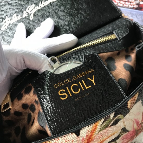 480 [Dolce Gabbana] The same crossbody bag as a celebrity, crossbody, mirror, overseas purchasing special products, fashionable and aura, brand new bag style, any combination can be as long as there is a fashionable heart, you can keep it clearly, when an