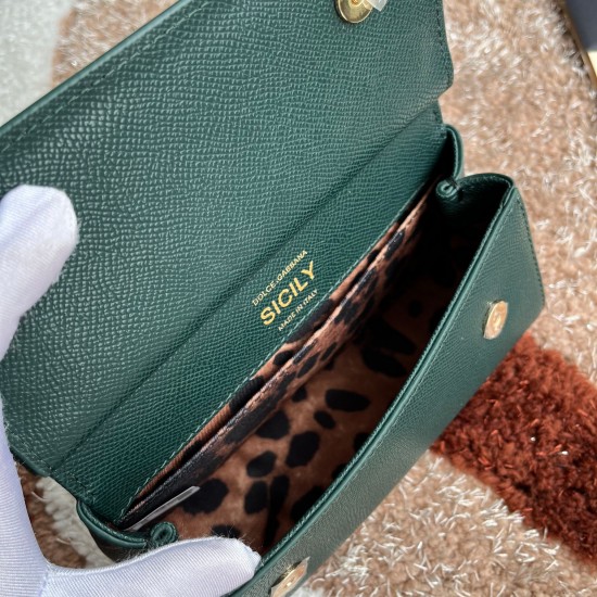 P550 model number: 4133 palm print high-end product [Dolce Gabbana] Another platinum bag in the fashion industry ➰Delicate handmade classic model solid color versatile. Favorite of many celebrities. Crossbody can be used with mirrors. Special products for