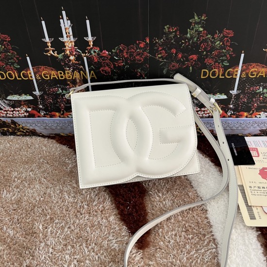 530 [Dolce Gabbana] Model number: 5515 Top original list ➰Delicious handmade, imported cowhide bag body with pure handmade oil edges on top, embellished with standing effect quilted DG log Fashion trend, favorite of many celebrities, crossbody, overseas p