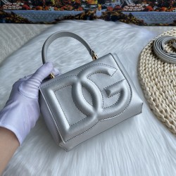 570 [Dolce Gabbana] Model number: 9112 Original order ➰Delicate handmade, imported cowhide bag body with pure handmade oil edges on top, embellished with standing effect quilted DG log Fashion trend, favorite of many celebrities, crossbody, overseas purch