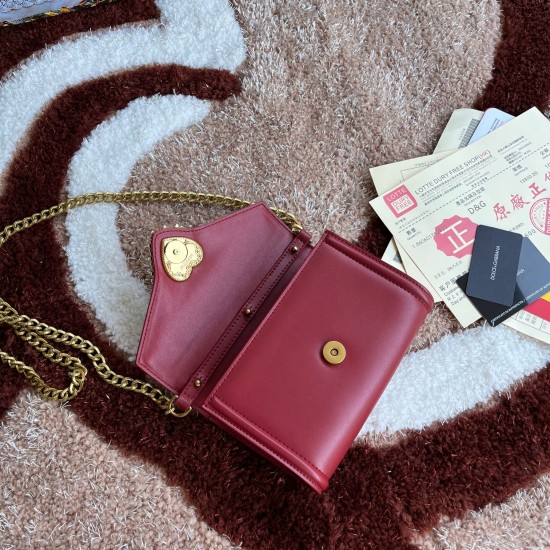 530 original DolceGabbana overseas purchasing special product model number 5512,️Double crossbody clutch bag is mainly simple and fashionable, using imported cowhide raw materials. Butterfly gold-plated DG logo inlaid pearl front flip with hidden magnetic 530 original DolceGabbana overseas purchasing special product model number 5512,️Double crossbody clutch bag is mainly simple and fashionable, using imported cowhide raw materials. Butterfly gold-plated DG logo inlaid pearl front flip with hidden magnetic