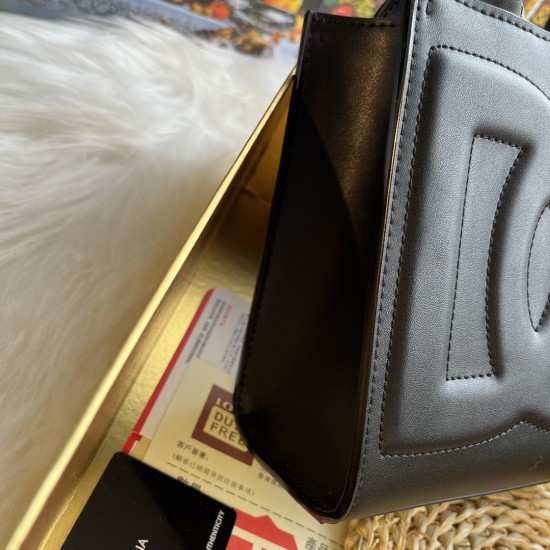 520 【Dolce Gabbana】New.Model number: 5527 Original DG Logo Bag Mini Tote Bag➰Deliciously handmade, imported cowhide bag body with pure handmade oil edges on top, the favorite of many celebrities, overseas purchasing special products, style and aura, as lo 520 【Dolce Gabbana】New.Model number: 5527 Original DG Logo Bag Mini Tote Bag➰Deliciously handmade, imported cowhide bag body with pure handmade oil edges on top, the favorite of many celebrities, overseas purchasing special products, style and aura, as lo