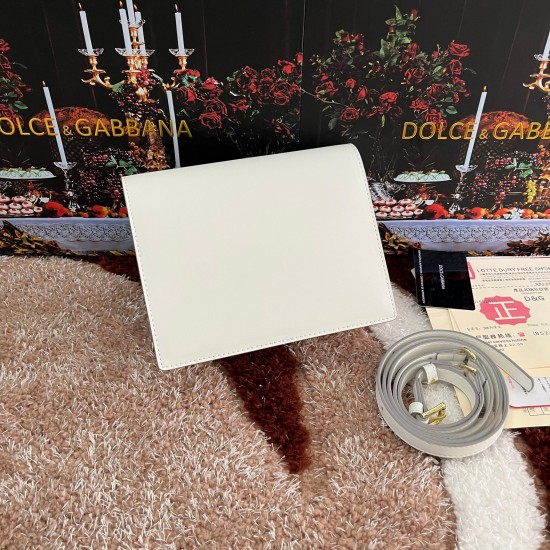 530 [Dolce Gabbana] Model number: 5515 Top original list ➰Delicious handmade, imported cowhide bag body with pure handmade oil edges on top, embellished with standing effect quilted DG log Fashion trend, favorite of many celebrities, crossbody, overseas p