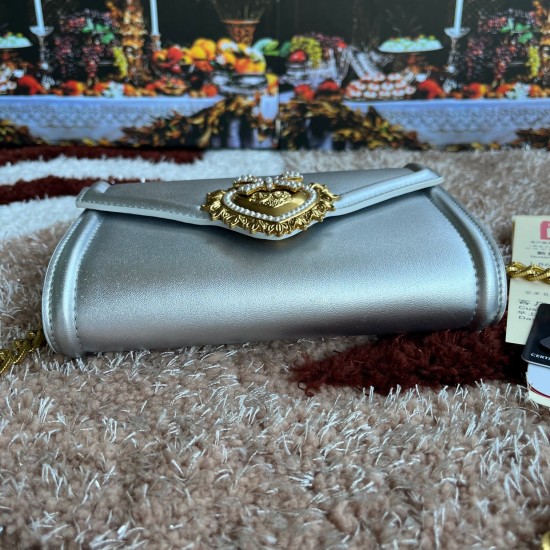530 original DolceGabbana overseas purchasing special product model number 5512,️Double crossbody clutch bag is mainly simple and fashionable, using imported cowhide raw materials. Butterfly gold-plated DG logo inlaid pearl front flip with hidden magnetic 530 original DolceGabbana overseas purchasing special product model number 5512,️Double crossbody clutch bag is mainly simple and fashionable, using imported cowhide raw materials. Butterfly gold-plated DG logo inlaid pearl front flip with hidden magnetic