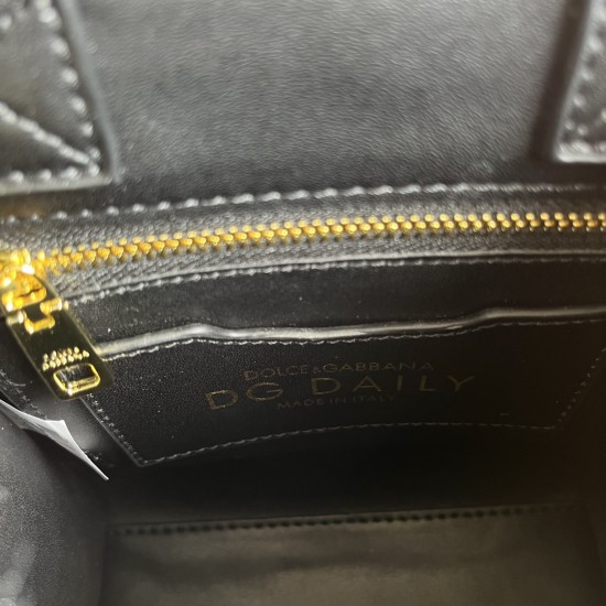 520 【Dolce Gabbana】New.Model number: 5527 Original DG Logo Bag Mini Tote Bag➰Deliciously handmade, imported cowhide bag body with pure handmade oil edges on top, the favorite of many celebrities, overseas purchasing special products, style and aura, as lo 520 【Dolce Gabbana】New.Model number: 5527 Original DG Logo Bag Mini Tote Bag➰Deliciously handmade, imported cowhide bag body with pure handmade oil edges on top, the favorite of many celebrities, overseas purchasing special products, style and aura, as lo