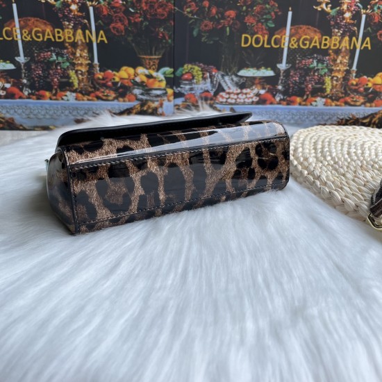 470 [Dolce Gabbana] model number: 2111 patent leather leopard print, perfect bag shape, customized vacuum high electroplated hardware, versatile bag type, portable crossbody is suitable for any occasion, gorgeous enough to amazing four seats, every presen
