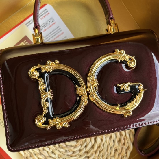 550 【Dolce Gabbana】❤️New.Model number: 9111 patent leather original ➰Delicate and handmade, imported cowhide bag body with pure handmade oil edge on top, embellished with DG double electroplating sign fashion trend, front flip cover adopts hidden magnetic 550 【Dolce Gabbana】❤️New.Model number: 9111 patent leather original ➰Delicate and handmade, imported cowhide bag body with pure handmade oil edge on top, embellished with DG double electroplating sign fashion trend, front flip cover adopts hidden magnetic