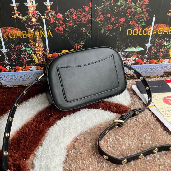 530【Dolce Gabbana】Model number: 3320 Original ➰Semantic delicate handmade imported cowhide, front DG logo, pure handmade oil on the top of the bag, favorite of many celebrities, overseas purchasing special products, fashionable and aura, new bag style, an 530【Dolce Gabbana】Model number: 3320 Original ➰Semantic delicate handmade imported cowhide, front DG logo, pure handmade oil on the top of the bag, favorite of many celebrities, overseas purchasing special products, fashionable and aura, new bag style, an