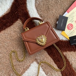 530 [Dolce Gabbana] Chain hand-held crossbody bag model number: 6613 original list ➰Delicious handmade Imported cowhide leather with original hardware bag body with pure handmade oil on top of the top of many celebrities' favorites. Crossbody can be purch