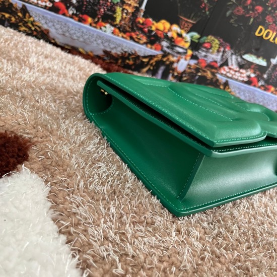 530 [Dolce Gabbana] Model number: 5515 Top original list ➰Delicious handmade, imported cowhide bag body with pure handmade oil edges on top, embellished with standing effect quilted DG log Fashion trend, favorite of many celebrities, crossbody, overseas p