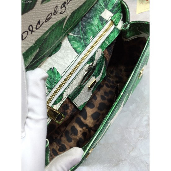 480 [Dolce Gabbana] The same crossbody bag as a celebrity, crossbody, mirror, overseas purchasing special products, fashionable and aura, brand new bag style, any combination can be as long as there is a fashionable heart, you can keep it clearly, when an