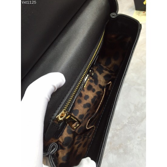 P470 top original list [Dolce Gabbana] Classic leopard print ️New model is coming, the perfect curve of the authentic Hong Kong product purchase version, every trace of it reveals the vitality of the city.Imported cowhide, customized high-plating hardware