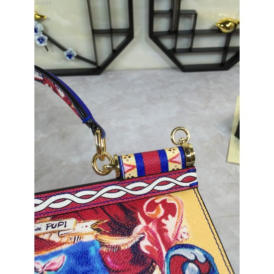 480 [Dolce Gabbana] The same crossbody bag as a celebrity, crossbody, mirror, overseas purchasing special products, fashionable and aura, brand new bag style, any combination can be as long as there is a fashionable heart, you can keep it clearly, when an
