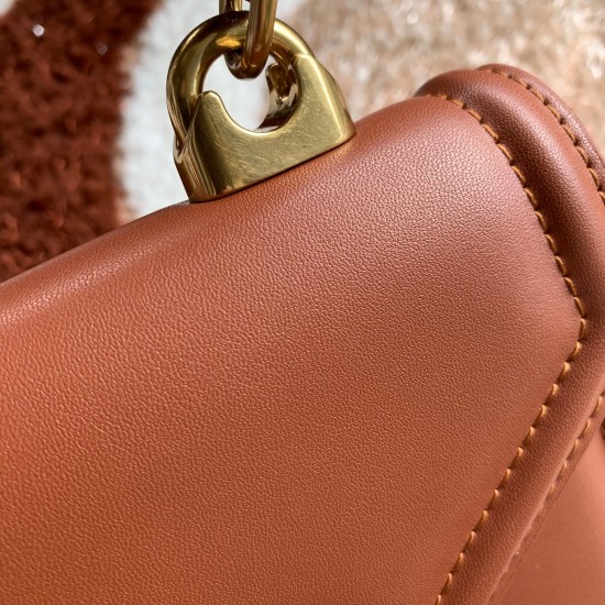 530 [Dolce Gabbana] Chain hand-held crossbody bag model number: 6613 original list ➰Delicious handmade Imported cowhide leather with original hardware bag body with pure handmade oil on top of the top of many celebrities' favorites. Crossbody can be purch