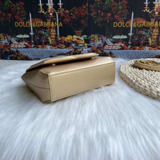 570 [Dolce Gabbana] Model number: 9112 Original order ➰Delicate handmade, imported cowhide bag body with pure handmade oil edges on top, embellished with standing effect quilted DG log Fashion trend, favorite of many celebrities, crossbody, overseas purch