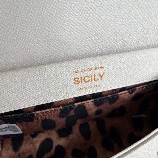 P550 model number: 4133 palm print high-end product [Dolce Gabbana] Another platinum bag in the fashion industry ➰Delicate handmade classic model solid color versatile. Favorite of many celebrities. Crossbody can be used with mirrors. Special products for
